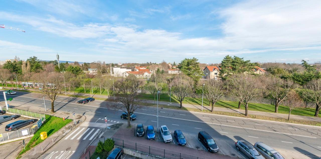 T2 De Standing Climatise Avec Parking Prive, Tram T2 T5, Hopitaux Est Διαμέρισμα Bron Εξωτερικό φωτογραφία